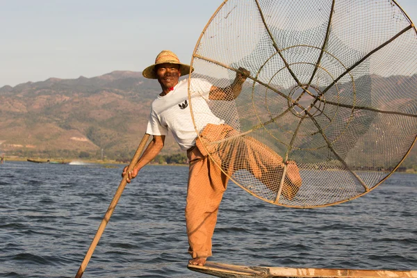 Burmese fisherman on bamboo boat catching fish in traditional way with handmade net. Inle lake, Myanmar, Burma — Stock Photo, Image