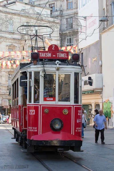 İstiklal cadde üzerinde kırmızı Taksim Tünel nostaljik tramvay. Istanbul, Türkiye