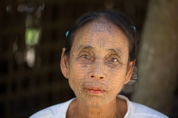 Portret stam getatoeëerd kin vrouw. Mrauk U, Myanmar — Stockfoto