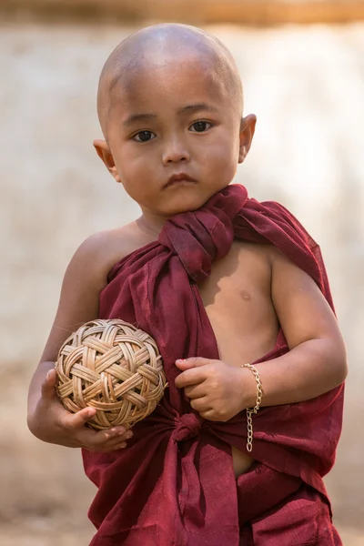 Porträt kleiner Kindermönch in Myanmar, Burma — Stockfoto