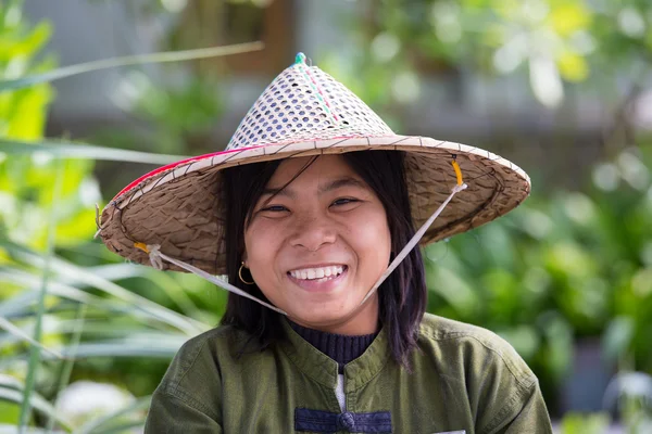 Retrato de chica birmana en el mercado local. Ngapali, Myanmar, Birmania — Foto de Stock