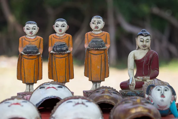 手工制作的纪念品，在市场的柜台上。茵莱湖。缅甸 — 图库照片