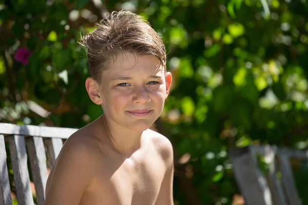 Portret gelukkig tiener buiten — Stockfoto