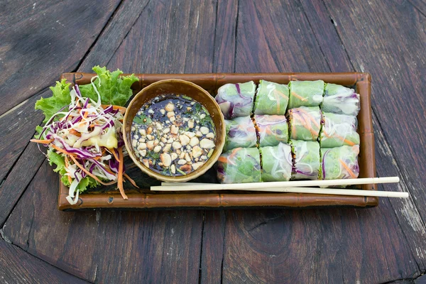 Frische Frühlingsrolle, vietnamesisches Essen. — Stockfoto