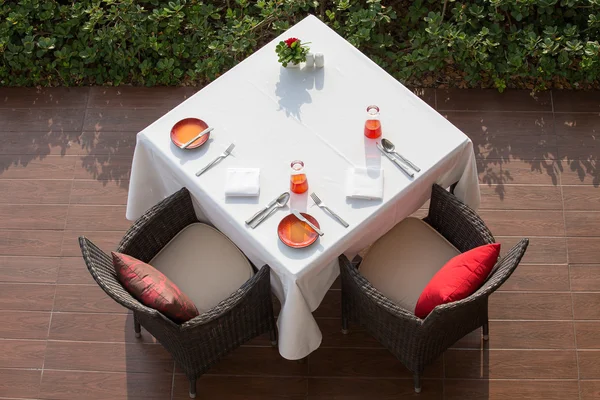 Table and chairs in empty cafe. Thailand. — Stock Photo, Image