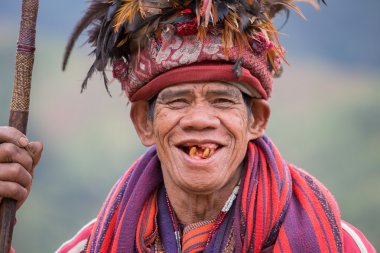 Eski Ifugao pirinç terasları yanındaki ulusal elbise bir adam. Filipinler