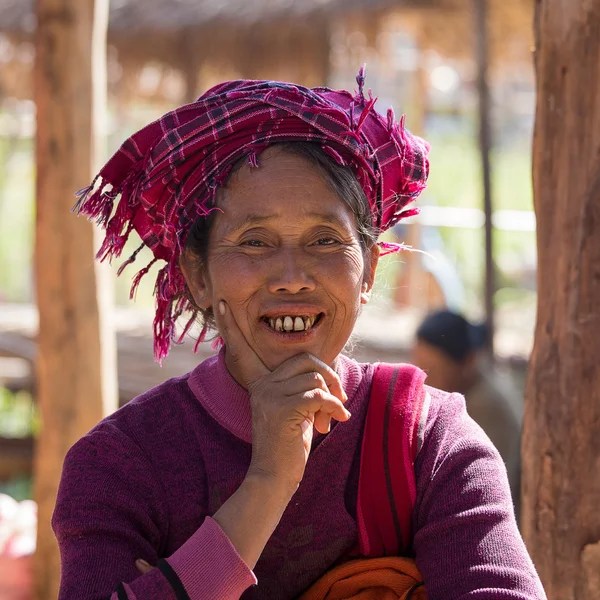 Gülümseme yüzünde yaşlı kadın portre. Inle Gölü, Myanmar — Stok fotoğraf