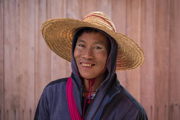 Portrét barmského muže na místním trhu. Inle Lake, Myanmaru, Barma — Stock fotografie