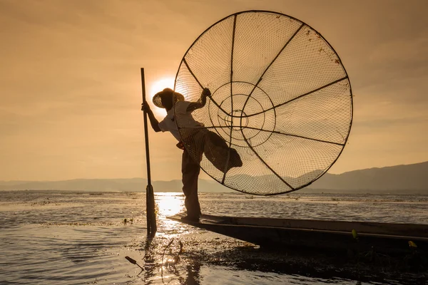 Pescatore birmano in barca di bambù pescando pesce in modo tradizionale con rete fatta a mano. Inle lake, Myanmar, Birmania — Foto Stock