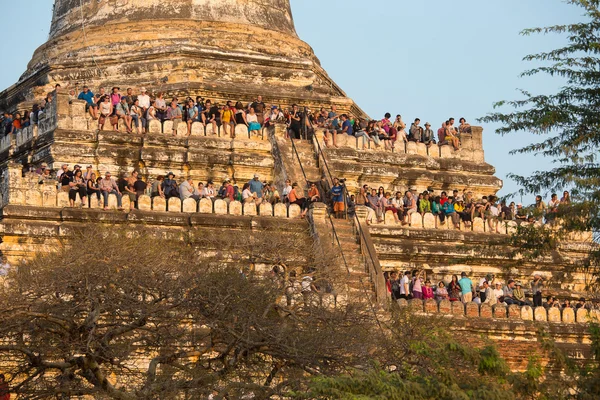 Tourists climbed to the pagoda, to take pictures of the sunset over Bagan, Myanmar, Burma — Stock Photo, Image