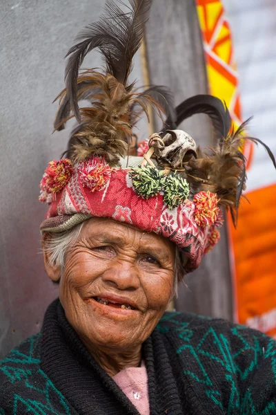 Old ifugao woman in national dress next to rice terraces. Philippines — Stock Photo, Image