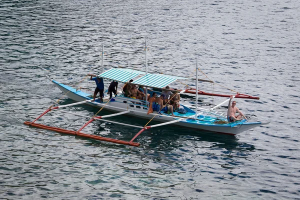 Kapal dengan wisatawan untuk melakukan perjalanan antara pulau-pulau. El Nido. Filipina — Stok Foto