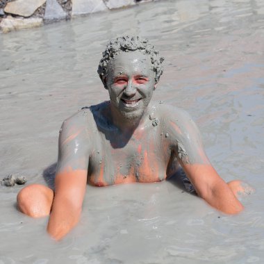Çamur banyosu götüren portre mutlu adam. Dalyan, Türkiye.
