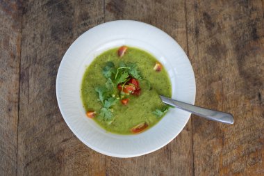 Ahşap masa üzerinde Gazpacho çorbası, yakın çekim
