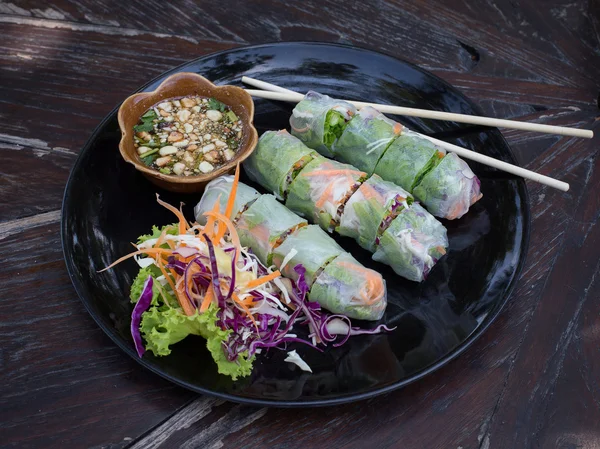 Frische Frühlingsrolle, vietnamesisches Essen. — Stockfoto