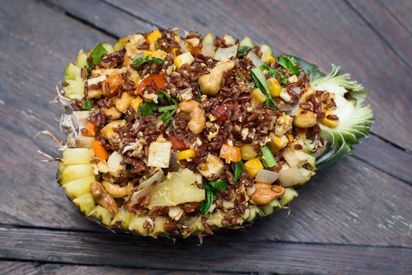 Приготовленный коричневый рис с овощами и тофу в ананасе — стоковое фото