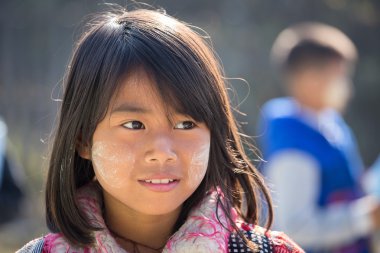 Portre thanaka yüzündeki küçük çocuklarla. Inle Gölü, Myanmar