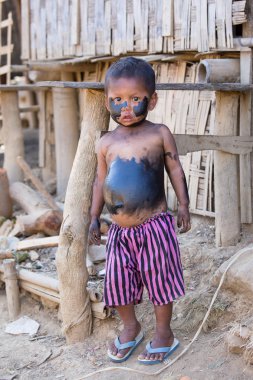Portre kirli zavallı çocuk. Mrauk U, Myanmar
