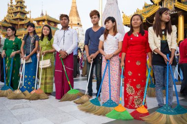 Birman insanlar süpürgeler Shwedagon Pagoda adlı bir törenle katılırlar. Yangon, Myanmar