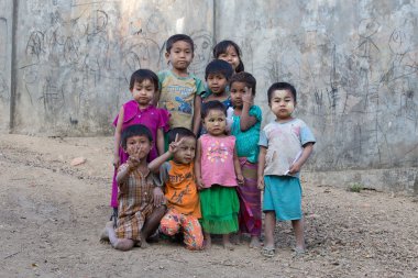 Birman çocuk Budist stupa oynuyorlar. Mrauk U, Myanmar
