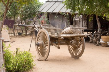 Ahşap sepeti ile yard. Bagan, Myanmar