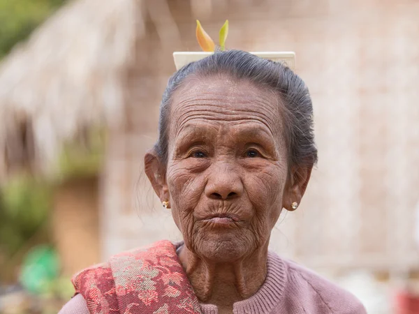 Yaşlı kadın portre. Bagan, Myanmar — Stok fotoğraf