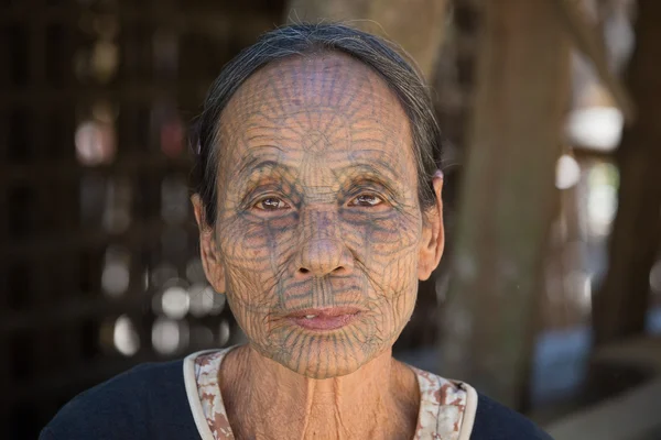 Portret stam getatoeëerd kin vrouw. Mrauk U, Myanmar — Stockfoto