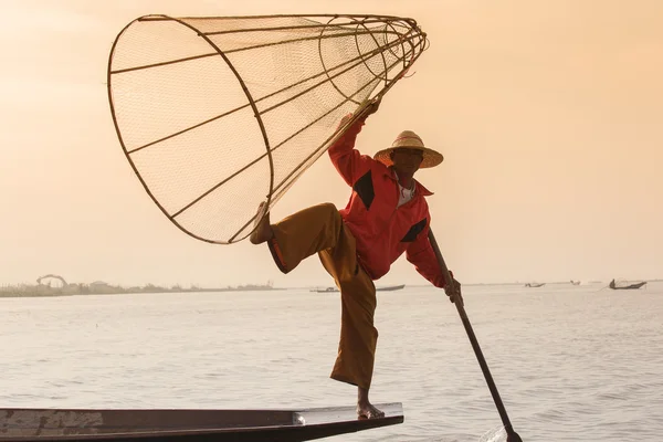 手作りネットを伝統的な方法で魚を捕る竹のボートに乗ってビルマ語漁師。インレー湖ミャンマー、ビルマ — ストック写真