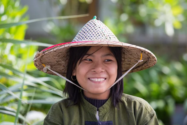 Retrato de chica birmana en el mercado local. Ngapali, Myanmar, Birmania — Foto de Stock