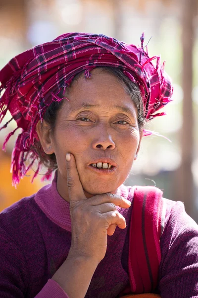 彼女の笑顔の顔の肖像画の老婆。ミャンマー、インレー湖 — ストック写真