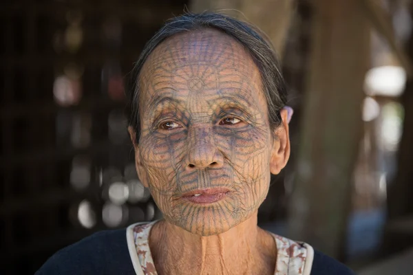 Portret stam getatoeëerd kin vrouw. Mrauk U, Myanmar — Stockfoto