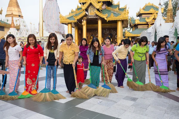 Los birmanos participan en una ceremonia con escobas en la pagoda Shwedagon. Yangón, Myanmar —  Fotos de Stock