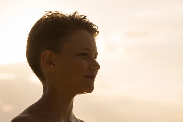 Silhueta adolescente feliz durante o pôr do sol — Fotografia de Stock