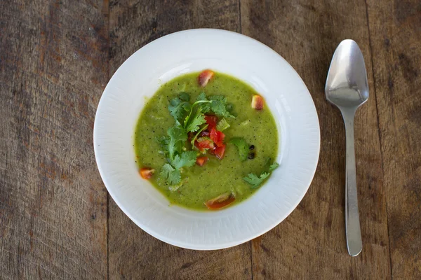 Suppengazpacho auf Holztisch, Nahaufnahme — Stockfoto