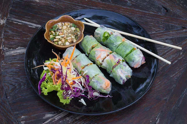 Frische Frühlingsrolle, vietnamesisches Essen. — Stockfoto