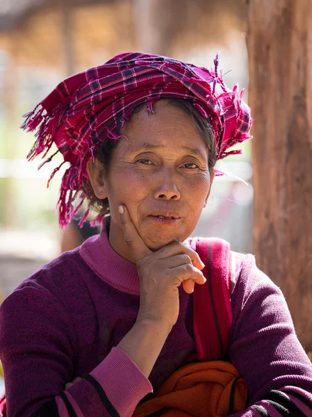 彼女の笑顔の顔の肖像画の老婆。ミャンマー、インレー湖 — ストック写真