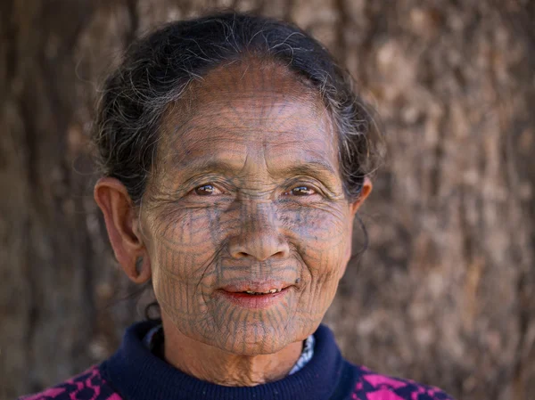 Tribu de retratos tatuada mujer Chin. Mrauk U, Myanmar — Foto de Stock