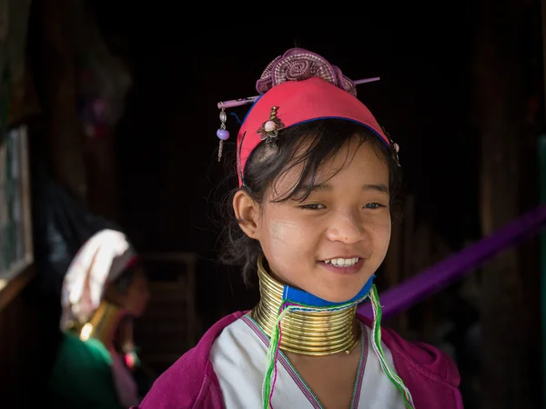 肖像帕敢部落长颈族女人。茵莱湖，缅甸，缅甸 — 图库照片