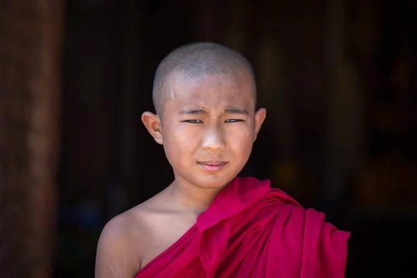 Monge birmanês visita o pagode Bagan. Mianmar, Birmânia — Fotografia de Stock