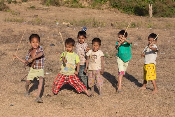 Copiii birmanezi se joacă în apropierea stupei budiste. Mrauk U, Myanmar — Fotografie, imagine de stoc