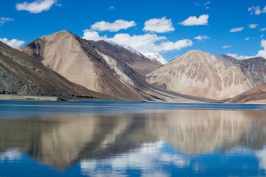 Himalaya dağ Pangong göl. Ladakh, Hindistan