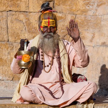 Hindu sadhu kutsal adam, dağ geçidi üzerinde oturur, sadaka Jaisalmer, Rajasthan, Hindistan sokakta istiyor