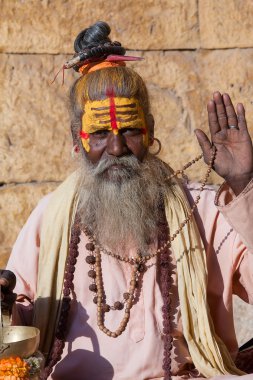Hindu sadhu kutsal adam, dağ geçidi üzerinde oturur, sadaka Jaisalmer, Rajasthan, Hindistan sokakta istiyor
