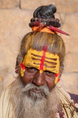 Hindu sadhu kutsal adam, dağ geçidi üzerinde oturur, sadaka Jaisalmer, Rajasthan, Hindistan sokakta istiyor