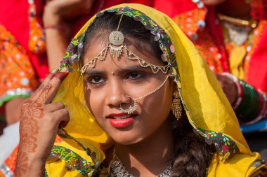 Pushkar Rajasthan, Hindistan deve Mela, renkli etnik kıyafetleri içinde Hintli kız