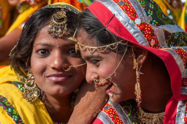 Pushkar Rajasthan, Hindistan deve Mela, renkli etnik kıyafetleri içinde Hintli kız