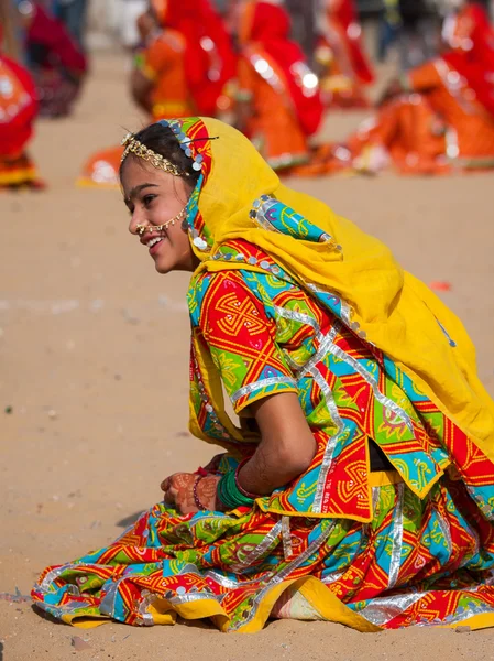 Indian girl in colorful ethnic attire at Pushkar Camel Mela in Rajasthan, India — Stock Photo, Image