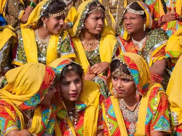 Menina indiana em trajes étnicos coloridos em Pushkar Camel Mela em Rajasthan, Índia — Fotografia de Stock