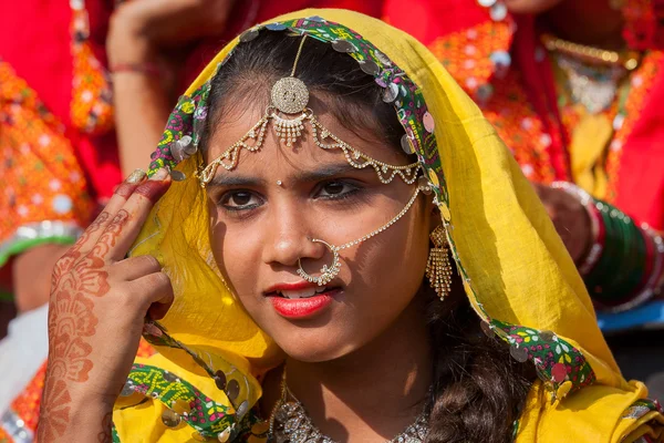 Indisches Mädchen in farbenfroher ethnischer Kleidung bei der Kamelmela in Rajasthan, Indien — Stockfoto