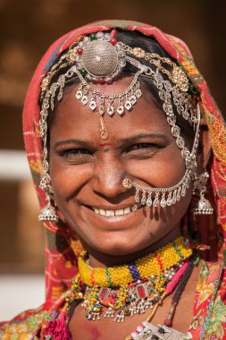 Renkli etnik kıyafetleri Hint kadında. Jaisalmer, Rajasthan, Hindistan